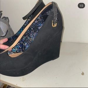 Black wedges